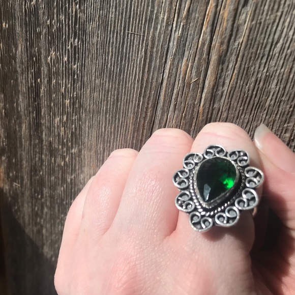 Silver plated emerald green quartz boho cocktail ring with filigree scrollwork - Picture 10 of 11
